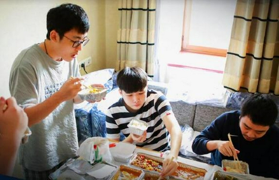 银川市兴庆区举行第五届黄河金岸自行车赛引发热潮